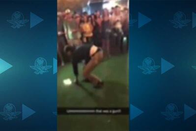 Agente baila en bar de EU y dispara accidentalmente a sujeto