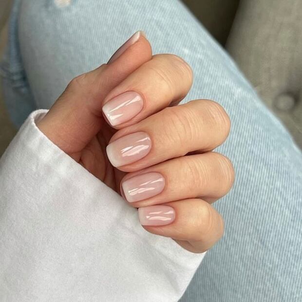 Manicura francesa con un degradado suave y elegante. Foto: Instagram @bara.hoyle