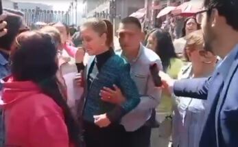 Hombre realiza tocamientos a la presidenta Claudia Sheinbaum en el Centro Histórico de la Ciudad de México (04/11/2025). Foto: Especial