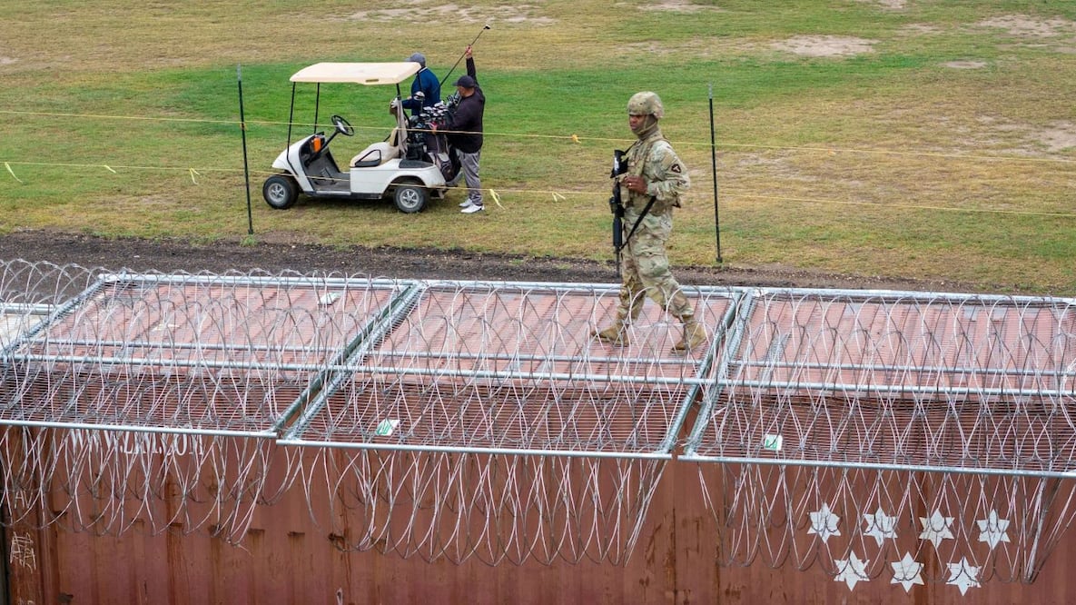En una vista aérea, un soldado de la Guardia Nacional de Texas se encuentra encima de una barrera de contenedores de transporte y alambre de púas mientras vigila la frontera entre Estados Unidos y México, en Eagle Pass, Texas. FOTO: AFP