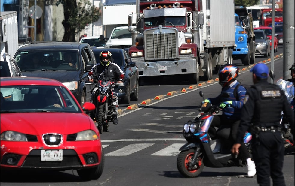 Un motociclista invade el carril exclusivo del Metrobús sobre la avenida Eduardo Molina  al cruce del Eje 1 Norte en la Ciudad de México. Foto: Carlos Mejía archivo/EL UNIVERSAL
