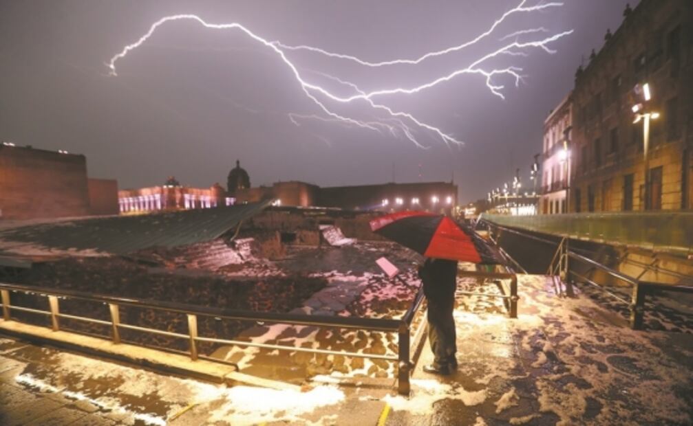 Un rayo sobre Templo Mayor, balazos en Michoacán y la Ley Olimpia, entre las fotos de la semana