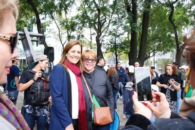 Zavala recolecta firmas en el Ángel de la Independencia