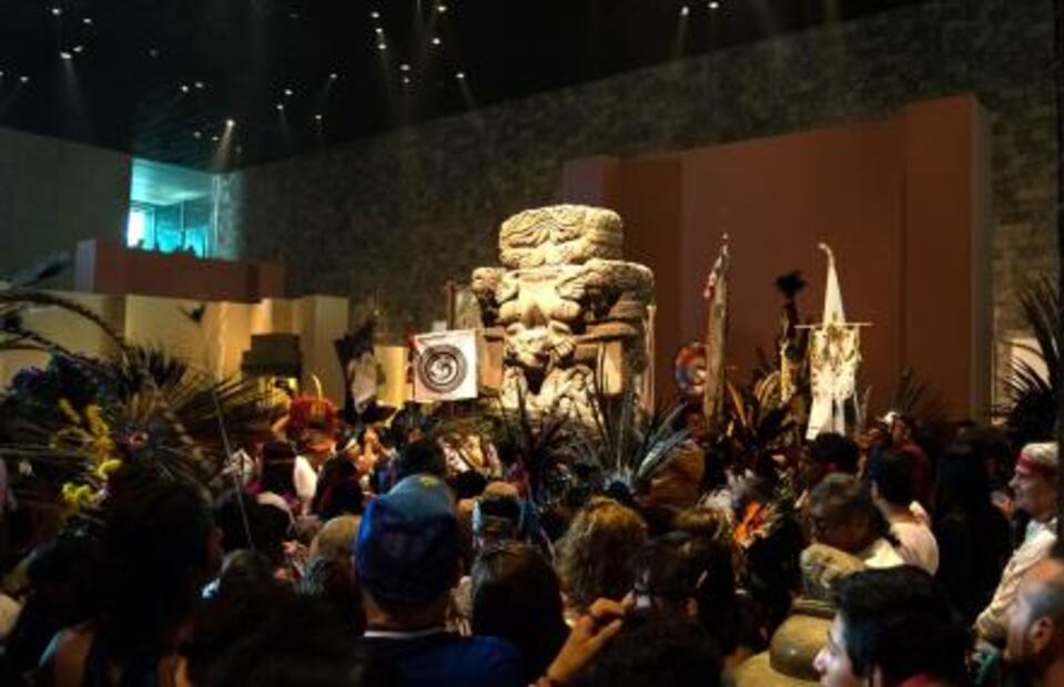 La familia que lleva las tradiciones mexicas al mundo