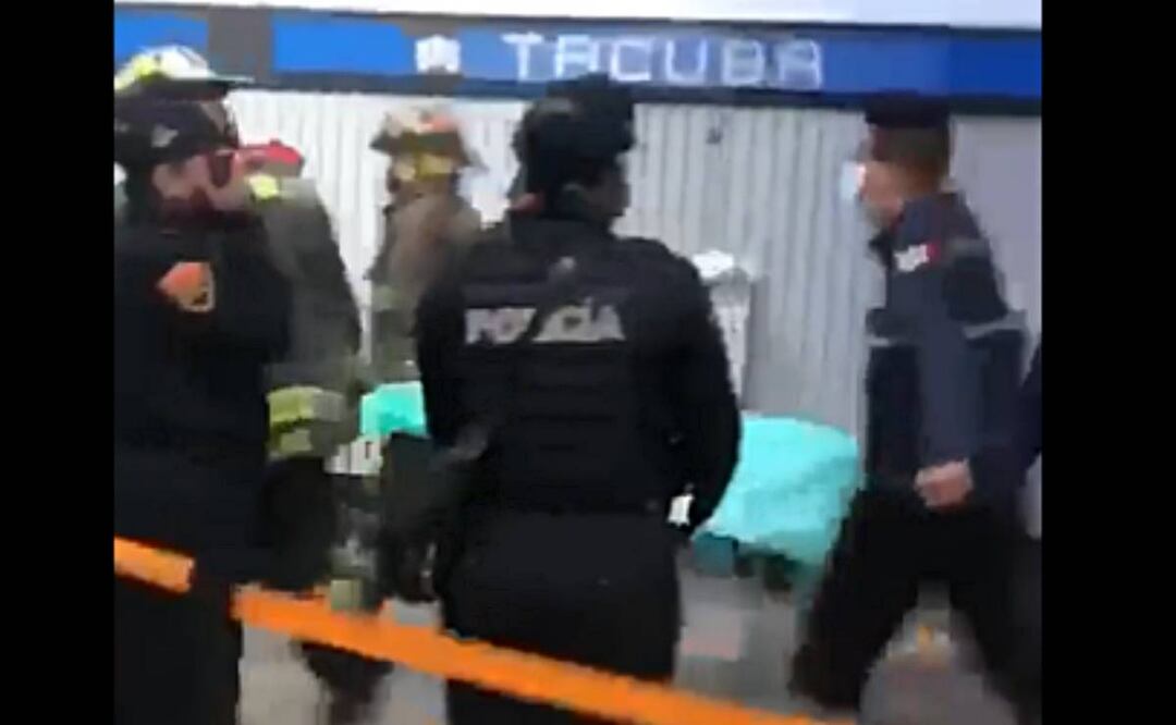 foto: Especial/El Universal/ Cuerpo de Eduardo Hernández tras ser arrollado por un tren en la estación Tacuba