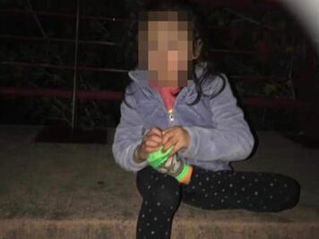 Niña que se encontraba sola en Lomas Verdes regresa con su familia