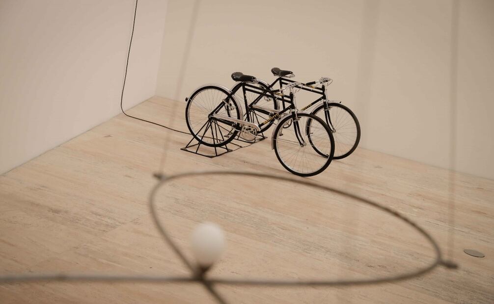 En la foto, se puede ver la pieza “Kiss of the Egg”, de Gabriel Orozco, y “Dynamo Secession”, de Maurizio Cattelan.