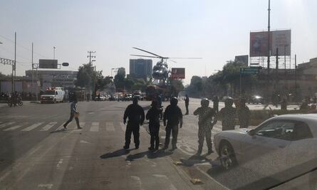 Hieren a policía al intentar detener auto con reporte de robo en Azcapotzalco