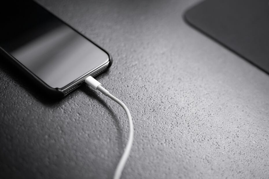 Cargar celular sin luz. Imagen: Unsplash