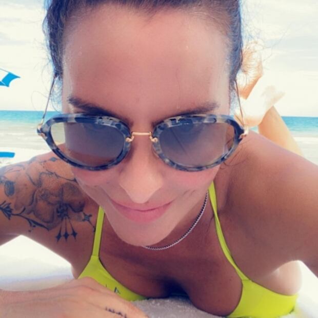 Kate del Castillo presume abs de acero y cuerpazo en mini bikini 