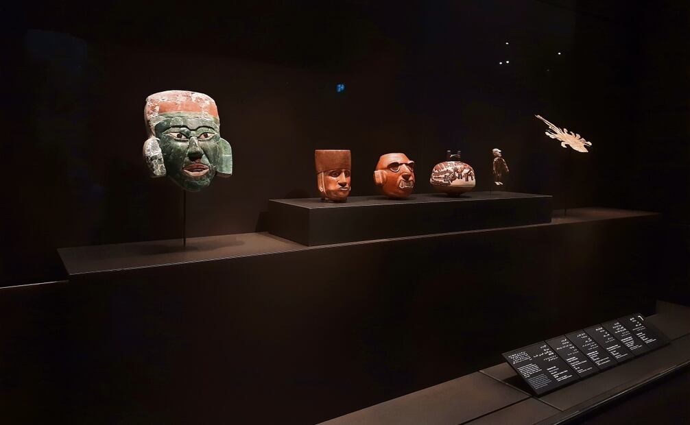Máscara de jade de Calakmul, que por primera ocasión se exhibe fuera de México y que data de entre los años 200 y 400 a.C. A su lado, otras formas de representación humana provenientes de Centroamérica. Foto: Frida Juárez / EL UNIVERSAL