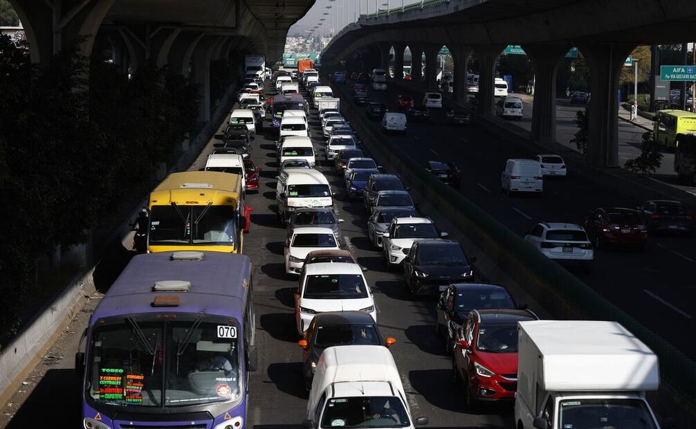 Bloqueo en Periférico Norte; personal médico del IMSS exige nombramientos y basificación en Naucalpan. Foto: Diego Simón