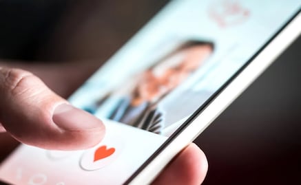 Mujer conoce a un hombre en Tinder, lo deja y él decide vengarse destruyendo su casa 