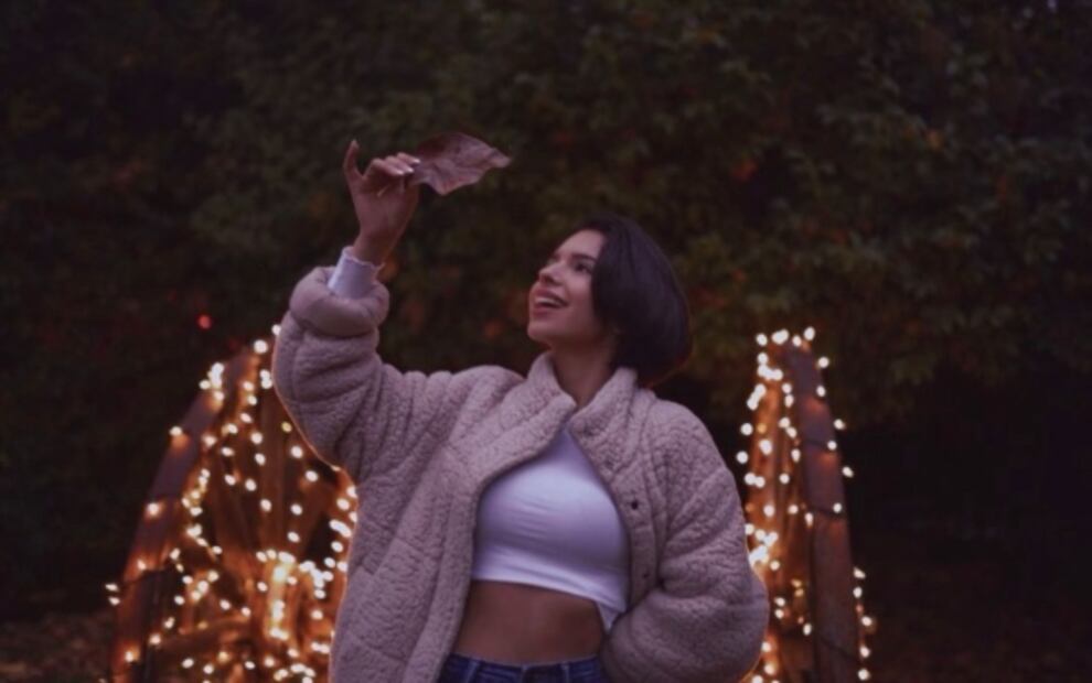 Ángela Aguilar tiene la chamarra perfecta para el otoño