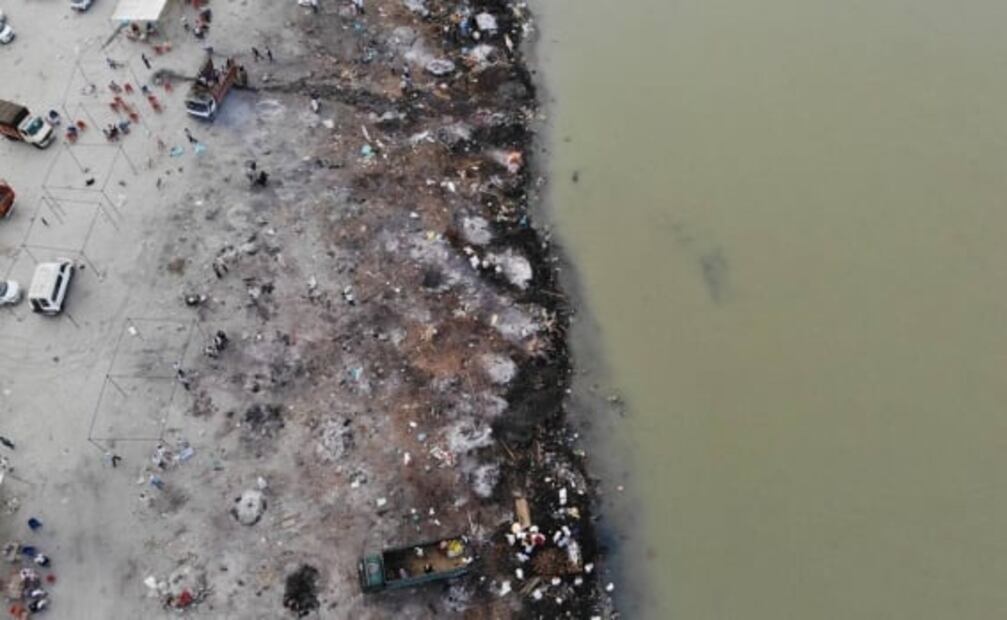 Continúan apareciendo cuerpos de presuntas víctimas de Covid en río Ganges de India
