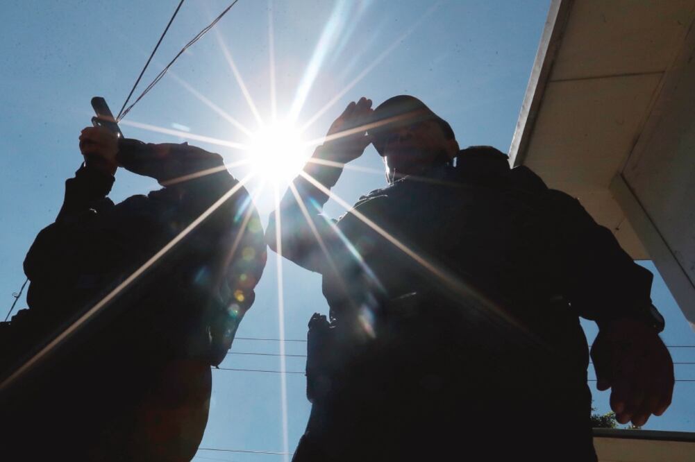 Policías evitan que vecinos de Iztapalapa linchen a ladrones (ARIEL OJEDA)