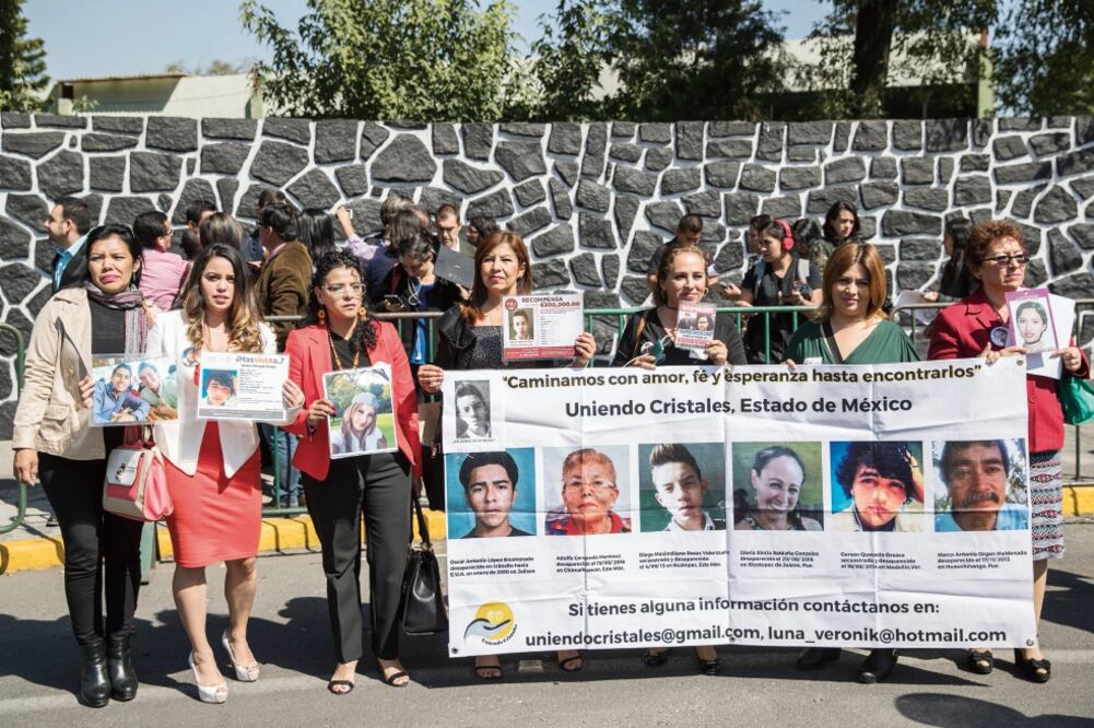 A las afueras de Los Pinos, donde se realizó la firma de la promulgación de la Ley General sobre Desaparición Forzada de Personas, estuvieron presentes familias de algunas víctimas (CRISTOPHER ROGEL BLANQUET. EL UNIVERSAL)