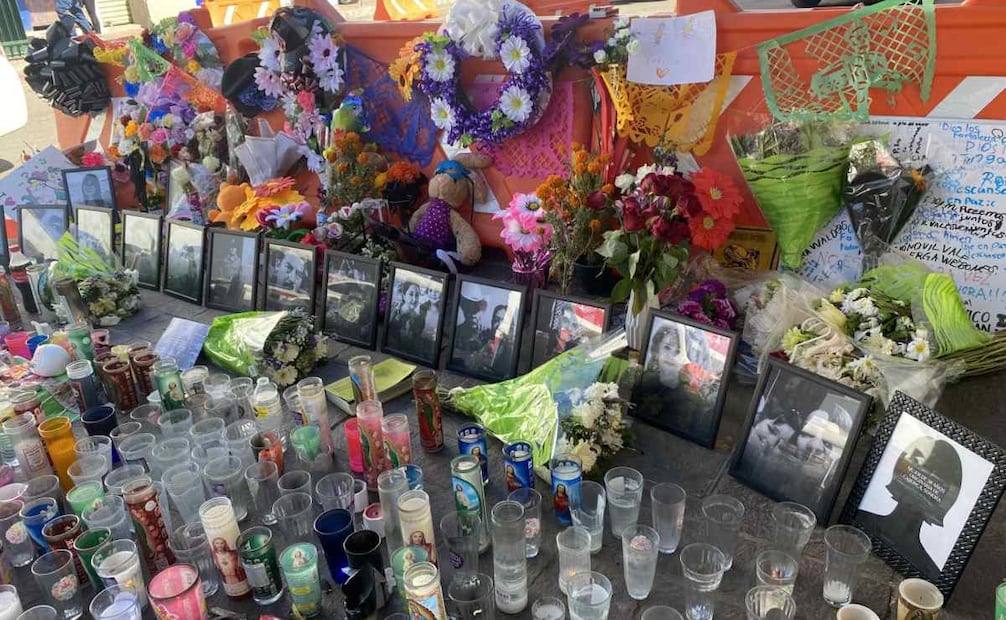 Altar a las víctimas del siniestro en Waldo's de Hermosillo (10/11/2025). Foto: Amalia Escobar / EL UNIVERSAL