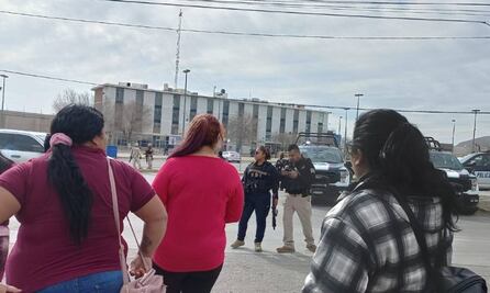 Familiares de reos piden información a las afueras del Cereso en Ciudad Juárez