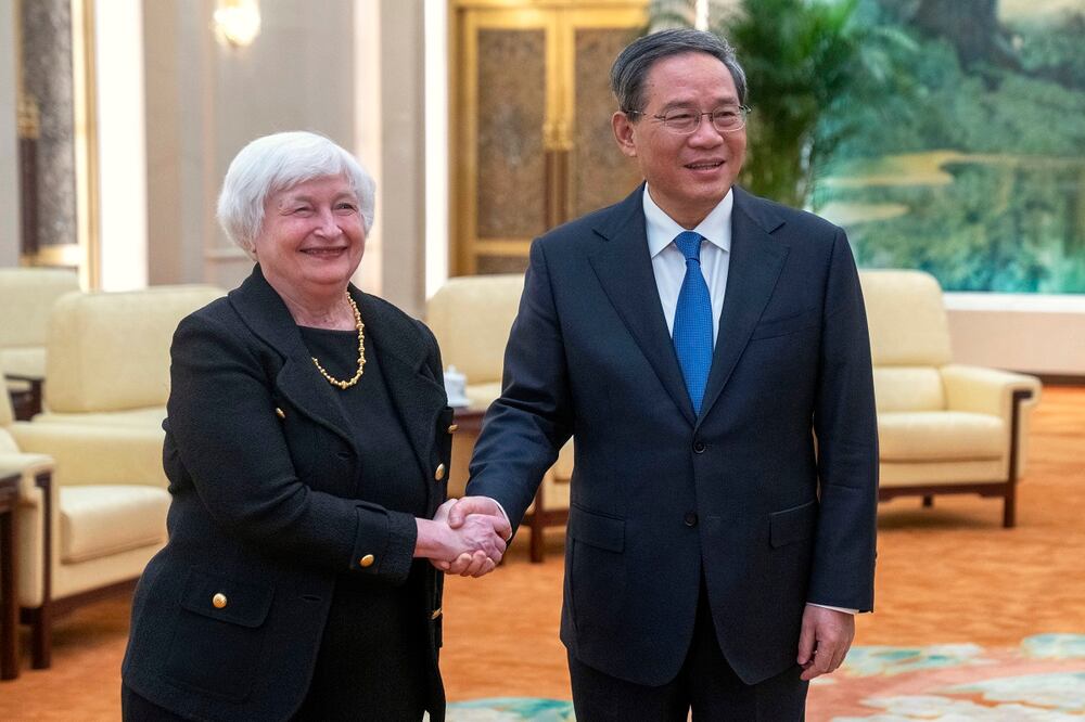 La secretaria del Tesoro de Estados Unidos, Janet Yellen, con el primer ministro chino Li Qiang, durante su reunión en Beijing, el 7 de julio de 2023. Foto: AP