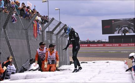 El enorme gesto de George Russell en Silverstone; abandonó su monoplaza para auxiliar a Guanyu Zhou