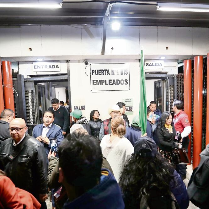Alrededor de las ocho de la noche, empleados y legisladores de la Cámara de Diputados pudieron salir del recinto después de permanecer en el lugar por una manifestación de organizaciones campesinas. Foto: VALENTE ROSAS. EL UNIVERSAL 