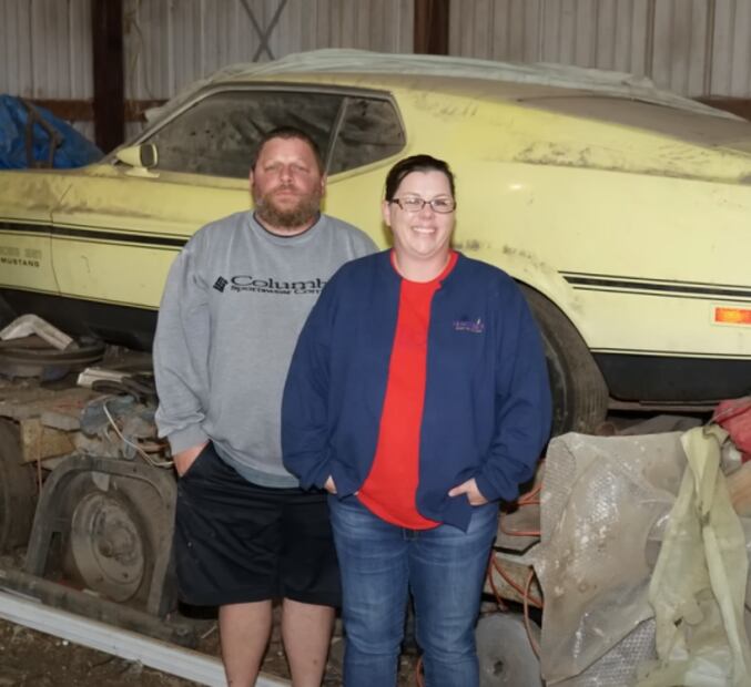 Encuentran extraño Ford Mustang abandonado en un garaje por casi 50 años