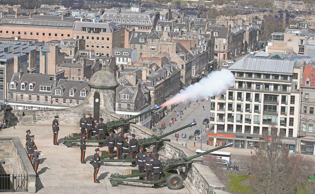 Tropas disparan salvas de cañón en tributo al príncipe Felipe, en el castillo de Edimburgo, Escocia. Foto: Andrew Milligan. AFP