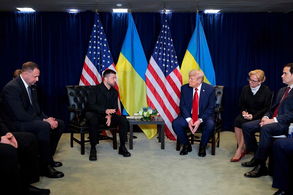 El presidente ucraniano, Volodimir Zelensky, y su par estadounidense, Donald Trump, durante el diálogo bilateral que sostuvieron al margen de la Asamblea General de la ONU, en Nueva York. FOTO: AFP