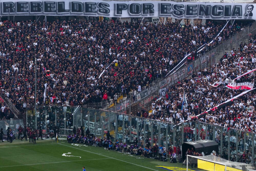 Cientos de aficionados de Colo Colo se dieron cita en el Monumental David Arellano para el duelo ante la Universidad de Chile. FOTO: AFP