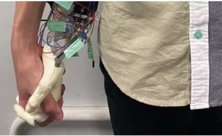 Este día del soltero, conoce al robot que te toma de la mano 
