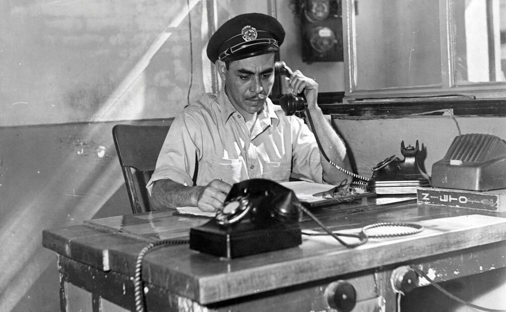 Según afirmó Diego Pulido, a principios del siglo XX, la policía se fragmentó en dos bloques: gendarmes sin educación y de origen rural contra “oficinistas” con estudios en mecanografía o archivo que “colocaron a la burocracia policial en un circuito distinto con respecto a la fuerza pública”. Foto: Colección Carlos Denegri/ESPECIAL.
