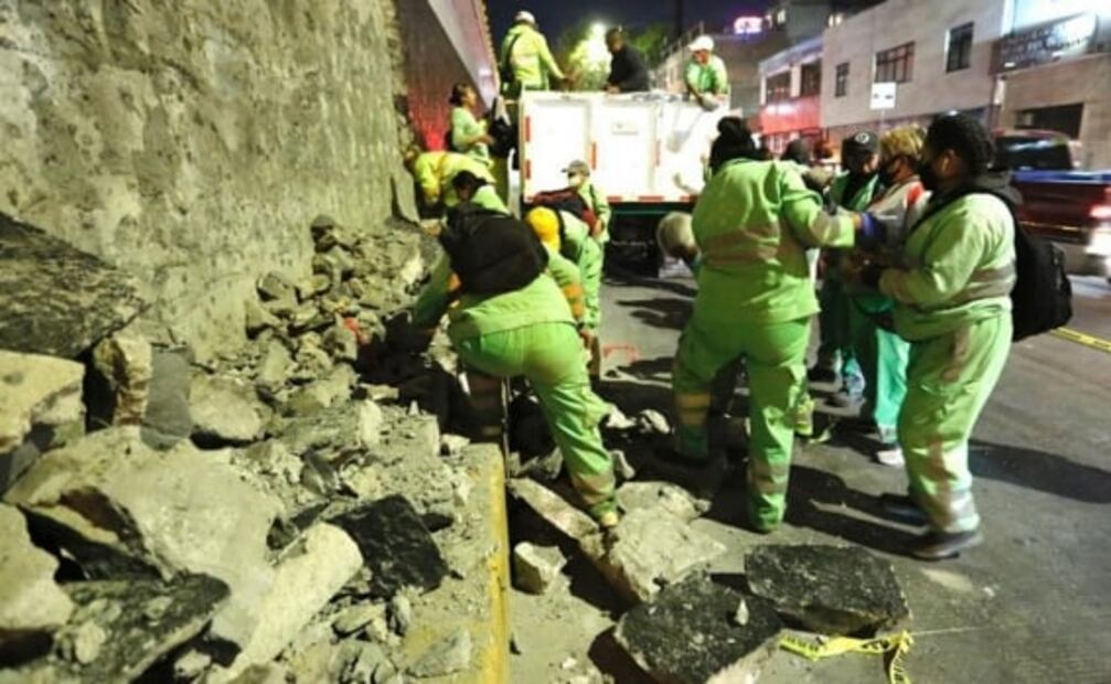 Colapsa recubrimiento de puente en Circuito Interior y daña vehículos 