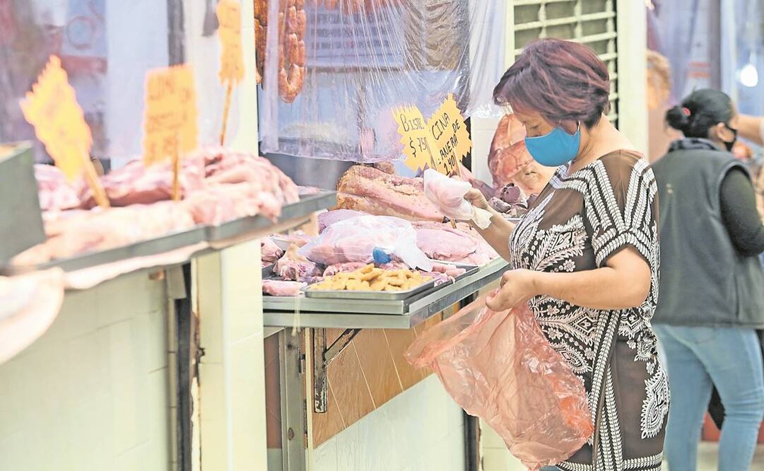 Las autoridades consideran que las amas de casa se pudieron haber contagiado con el intercambio de dinero al momento de comprar. Foto: Archivo/ El Universal.