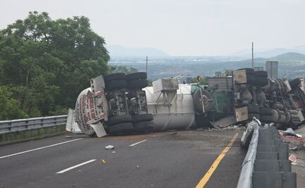 Volcadura de pipa cargada con combustible; dos muertos y cierre vial en la autopista La Pera-Cuautla