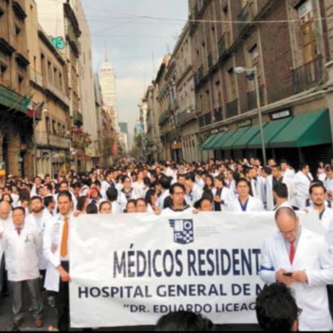 Los médicos llegaron a Palacio Nacional, donde entregaron una carta para el presidente López Obrador, a fin de solicitar solución a su problemática. ESPECIAL