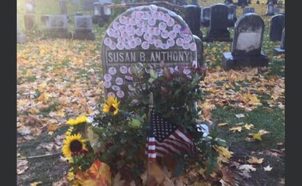 Mujeres llenan de calcomanías de "Voté" tumba de sufragista Susan B. Anthony en EU