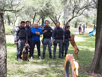 César Millán inaugura parque para perros en zoológico de Guanajuato