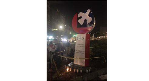 Montan en el Zócalo antimonumento del 68