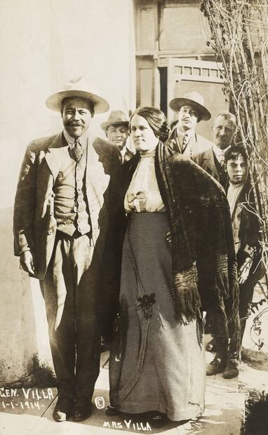 Fotografía del matrimonio en 1914. El texto de Luz Corral expone una faceta sensible del Villa y demuestra la grandeza de la propia autora como mano derecha del caudillo. En los años 30, el entonces presidente Lázaro Cárdenas, prometió publicar 10 mil copias del libro, pero nunca cumplió el compromiso y se lanzó hasta 1948. Foto: Walter Horne/Library of Congress/Wikimedia Commons.