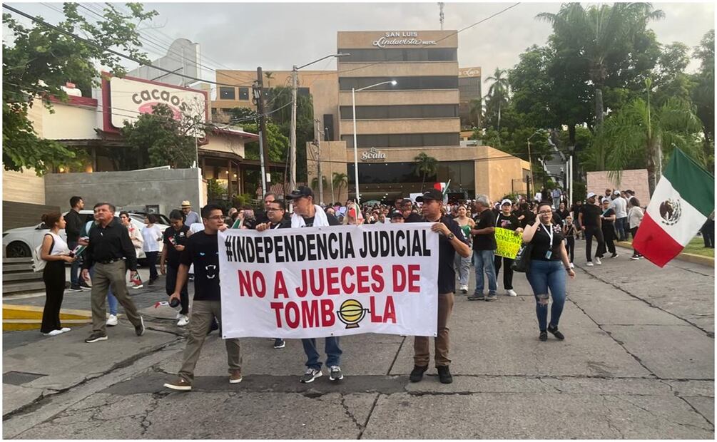 Vestidos de luto, marchan contra reforma al Poder Judicial en Culiacán. Foto: Javier Cabrera Martínez / EL UNIVERSAL