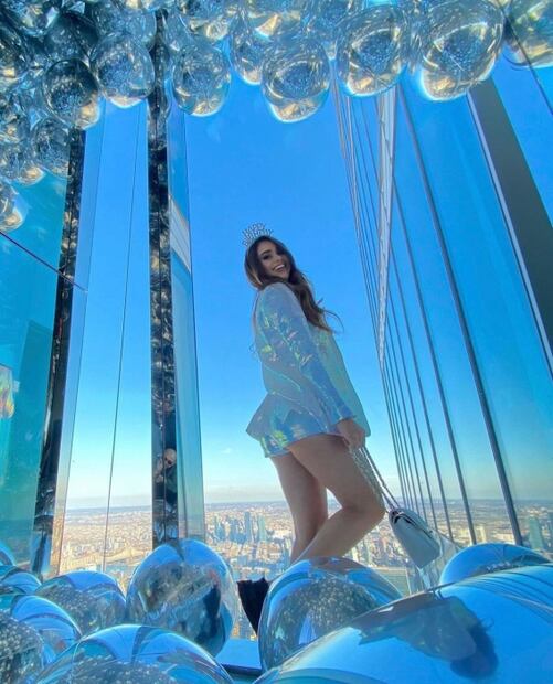 Yanet García enamora celebrando su cumpleaños en minishort tornasol