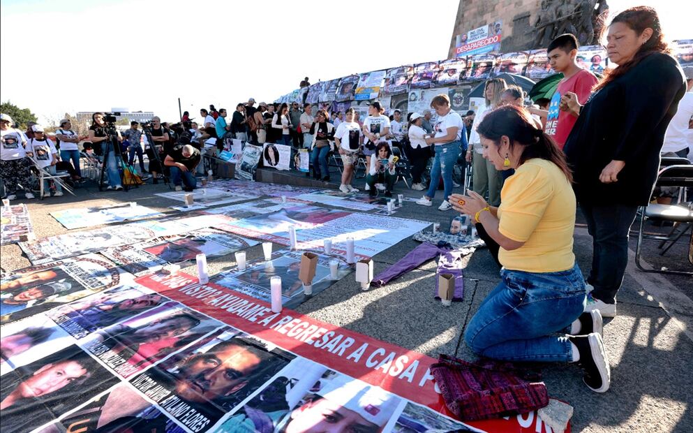Familiares de personas que presuntamente perdieron la vida en el rancho Izaguirre oran por los restos de las víctimas encontradas en el rancho Izaguirre en la Glorieta de los Desparecidos en Guadalajara, Jalisco, el 14 de marzo de 2025. Foto: AFP