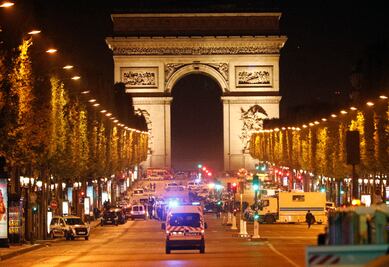 Policía de París identifica al autor del tiroteo en los Campos Elíseos