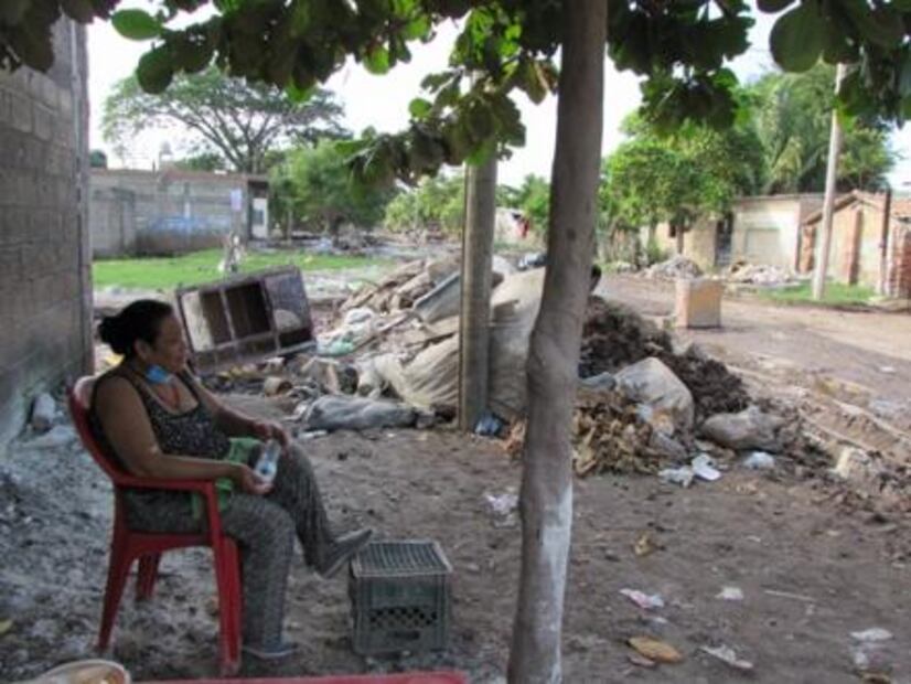 Vecinos ayudan a tuxpeños, ante lenta rehabilitación por Willa