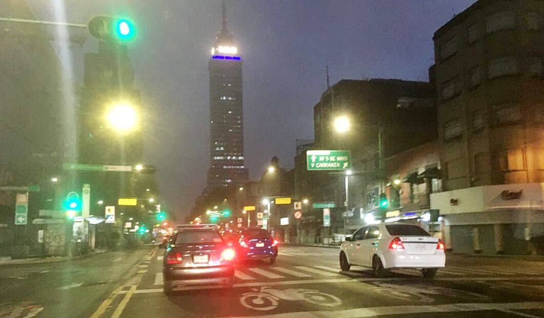 El Centro de la Ciudad de México también se vio afectado por otro banco de niebla que daba un aspecto de cine noir. Foto: especial