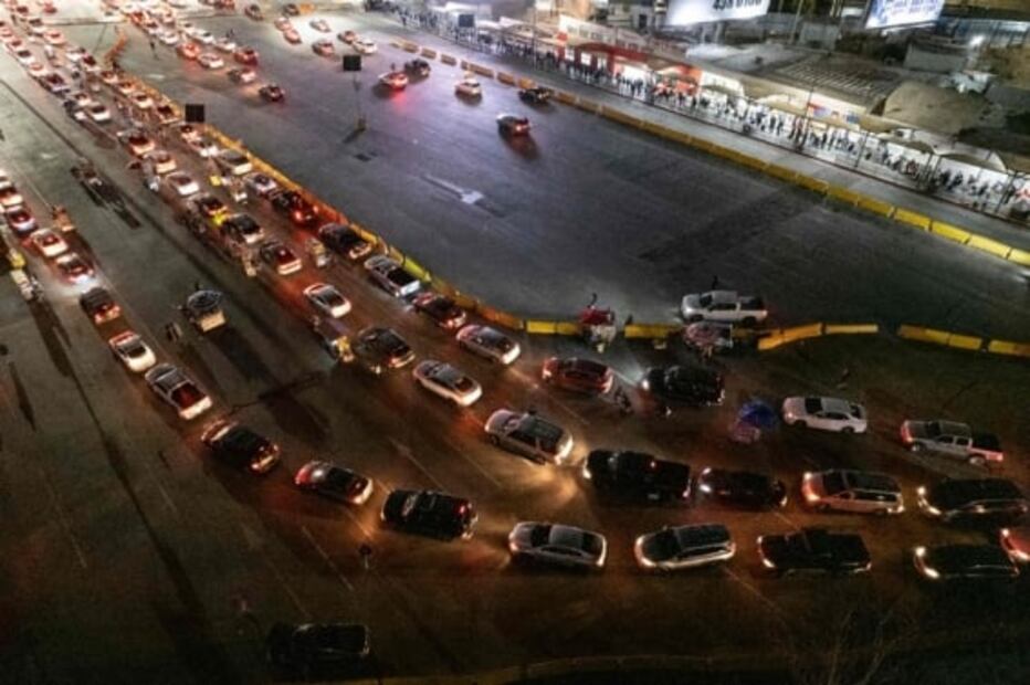Cientos arman filas en la frontera con EU ante reapertura de puentes