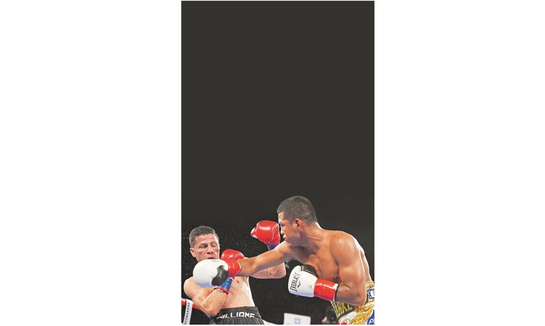 El nicaragüense González (der.) es campeón mosca del CMB; Estrada lo es de la AMB y la OMB (MARK J. TERRILL. AP)