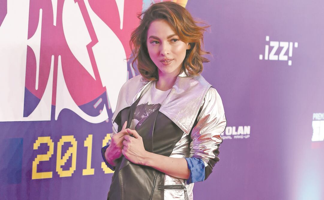 Paty Cantú desfiló por la alfombra y luego cantó en la ceremonia. (AGUSTÍN SALINAS. EL UNIVERSAL)