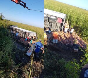 Pobladores saquean tráiler de galletas volcado en Tabasco